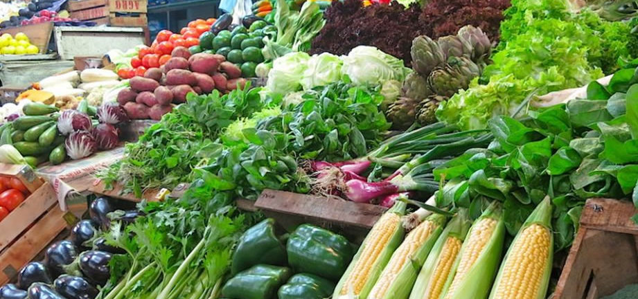 Detectan agrotóxicos en más de la mitad de la verdura que llega al Mercado Central