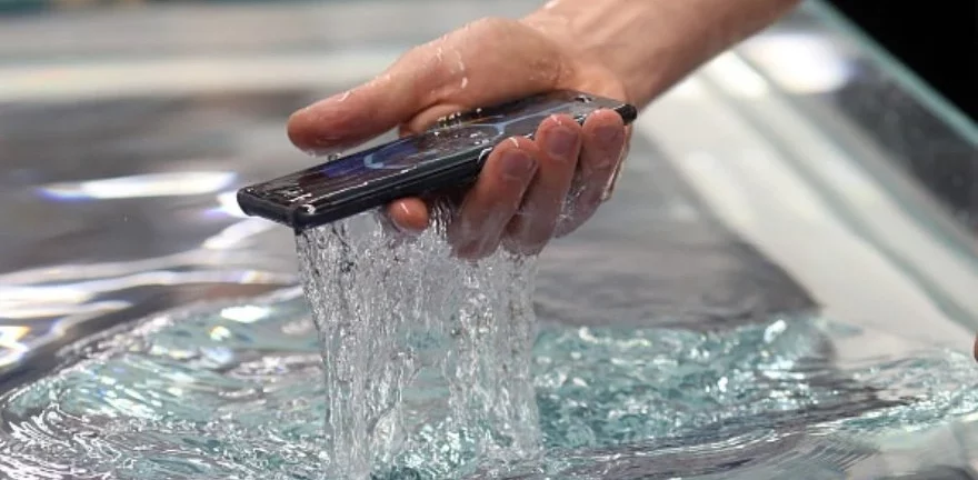 Ni arroz ni secador: esto es lo que tenés que hacer si se cae el celular al agua