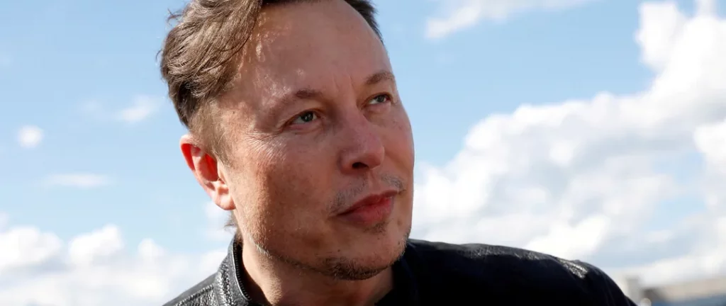Elon Musk cofundó la empresa que está detrás de ChatGPT, pero ahora advierte de que la IA no regulada puede suponer un “gran peligro” para la humanidad
